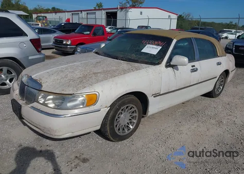 2000 Lincoln Town Car Signature from USA, damaged, VIN 1LNHM82W4YY842937